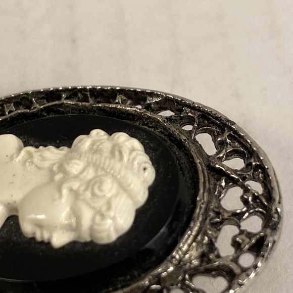 Vintage Cameo brooch pin black white silver tone - Picture 3 of 7
